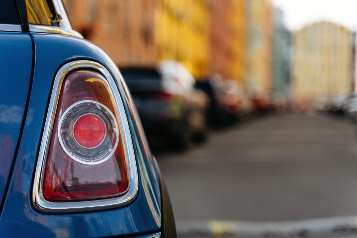 Troppe auto inquinanti in Italia, nonostante l’avanzata dell’elettrico